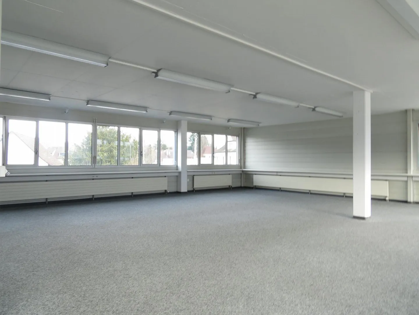 Grosszügiges Attikabüro in Geelig - Foto 4 von 8