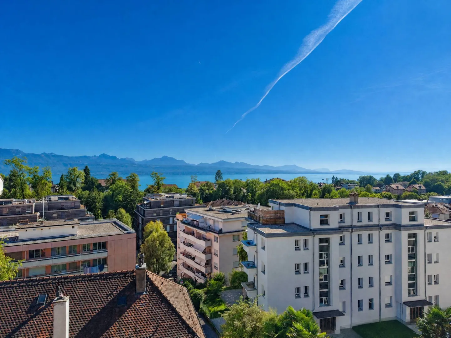Appartement Rénové avec Vue sur le Lac - Photo 2 sur 7