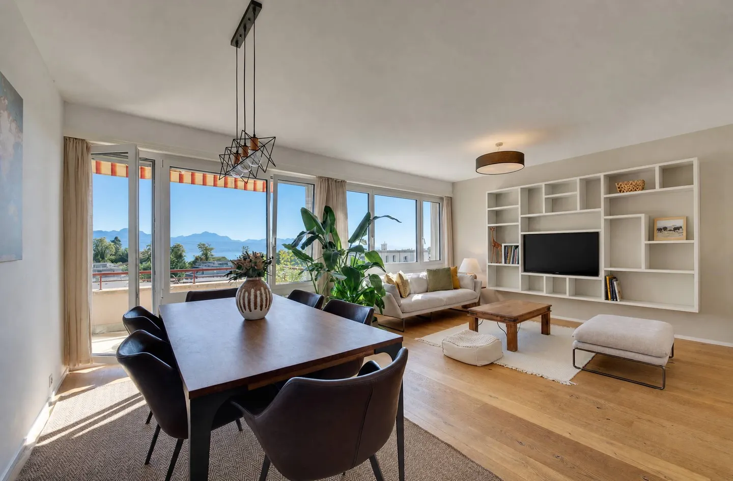 Appartement Rénové avec Vue sur le Lac - Photo 4 sur 7