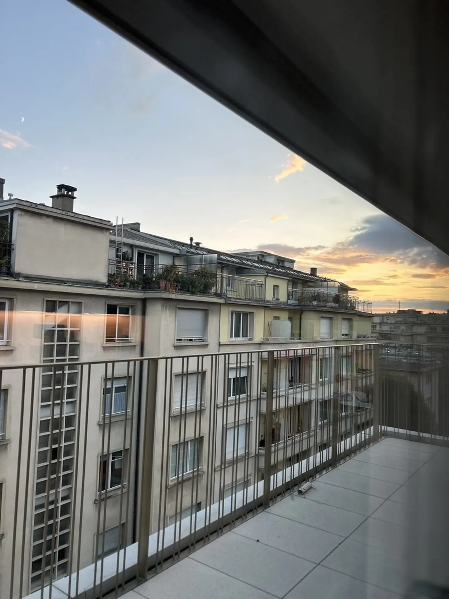 Modern Apartment with Balcony - Photo 3 of 10