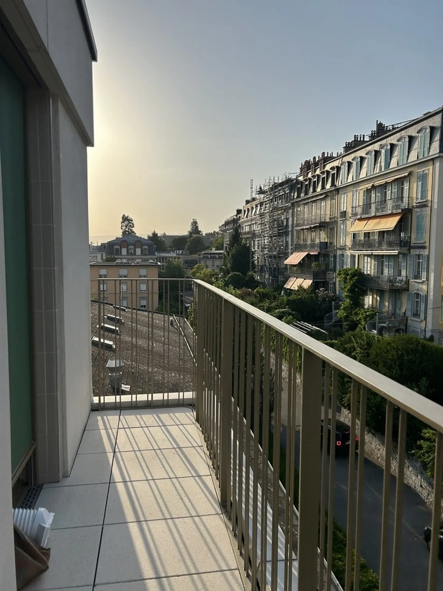 Modern Apartment with Balcony - Photo 4 of 10
