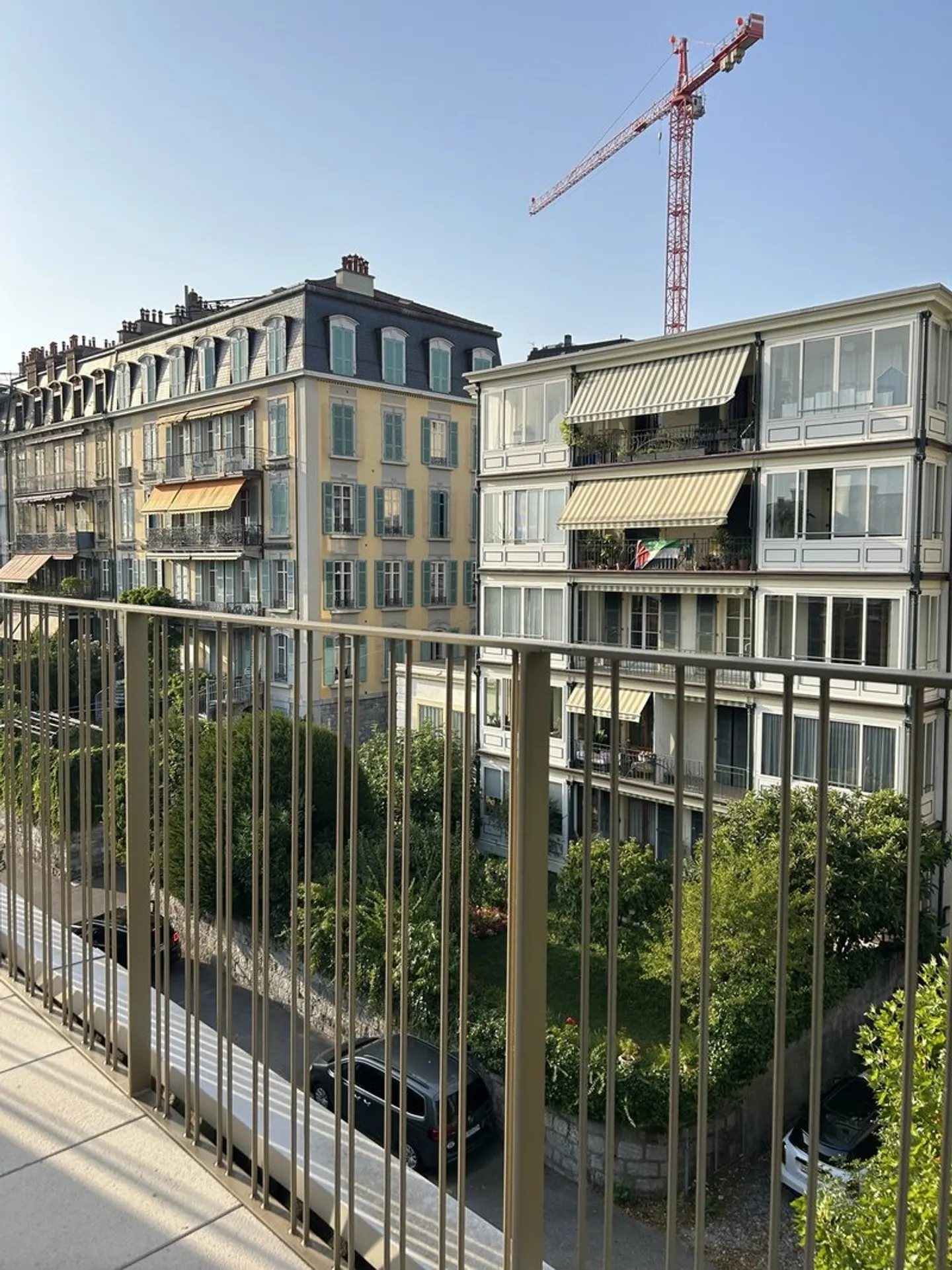 Modern Apartment with Balcony - Photo 5 of 10