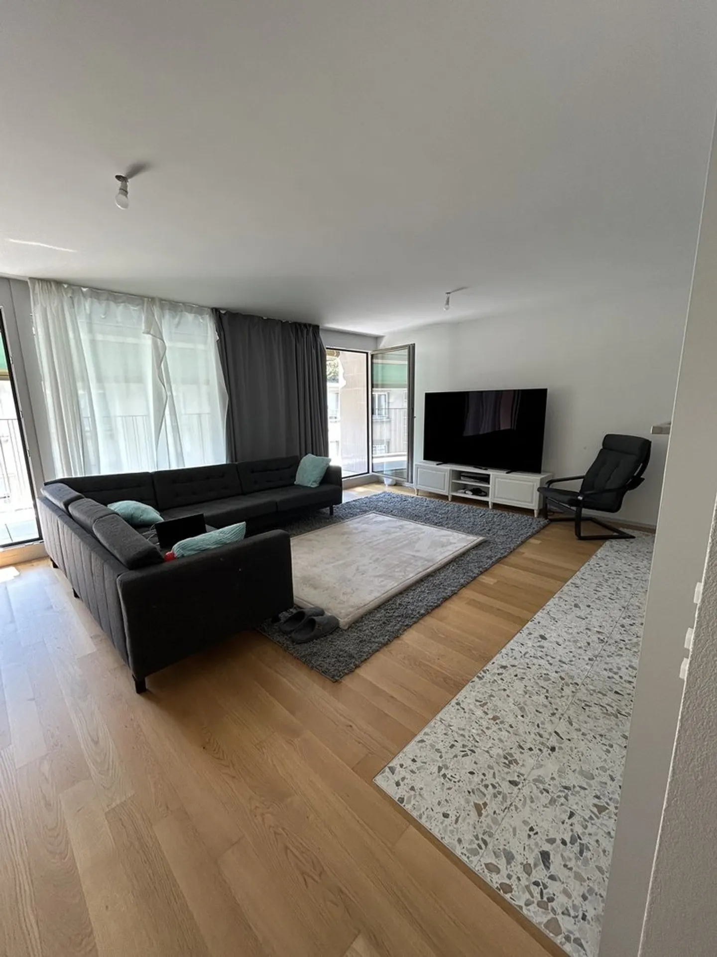 Modern Apartment with Balcony - Photo 6 of 10