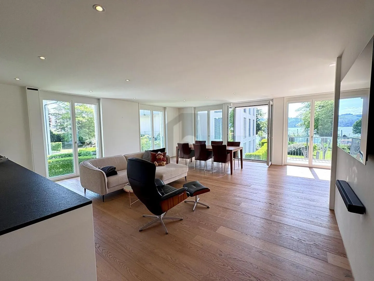 MODERNO, CENTRALE E CON VISTA SUL LAGO - Foto 3 di 6