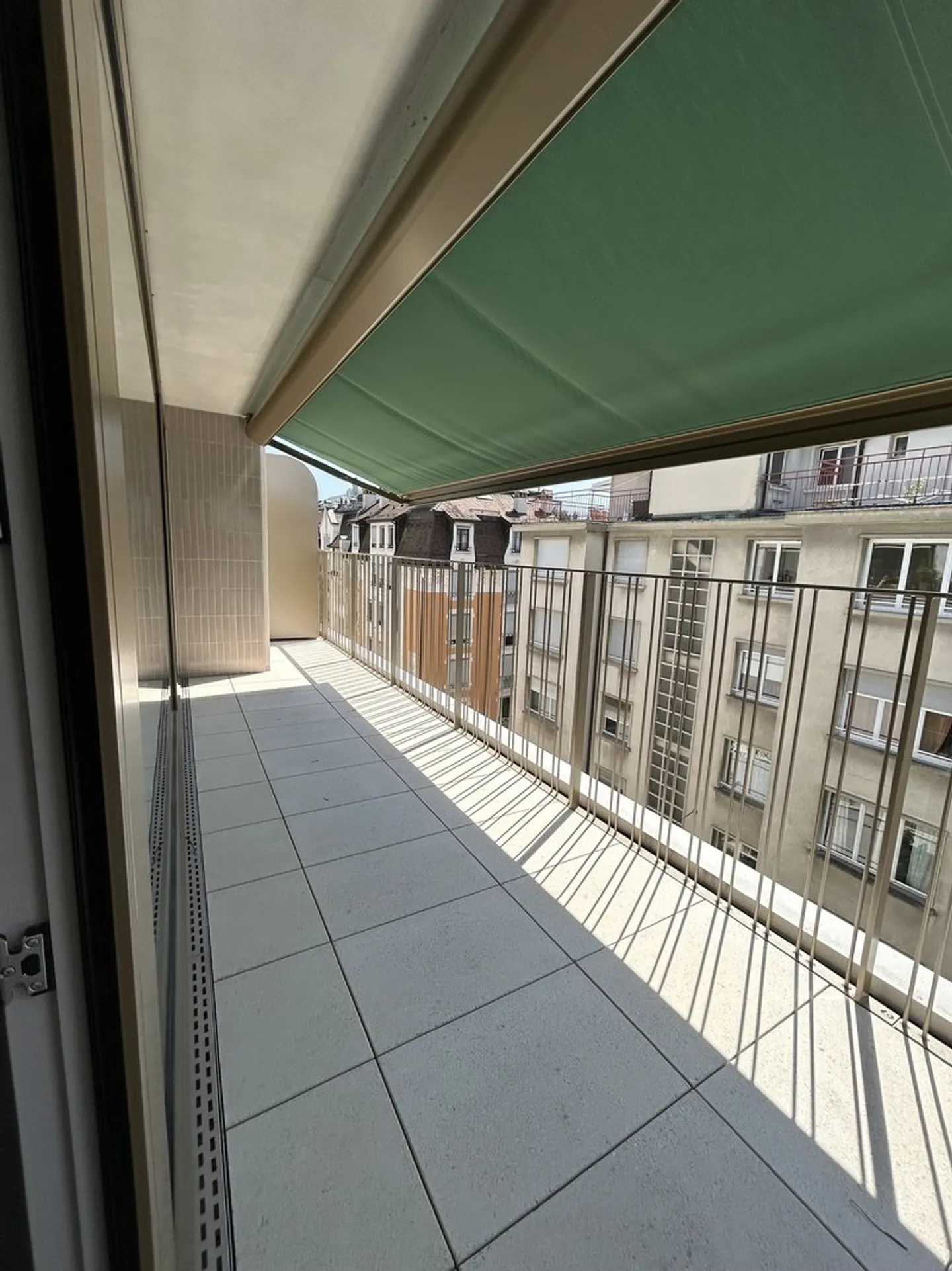 Modern Apartment with Balcony - Photo 9 of 10
