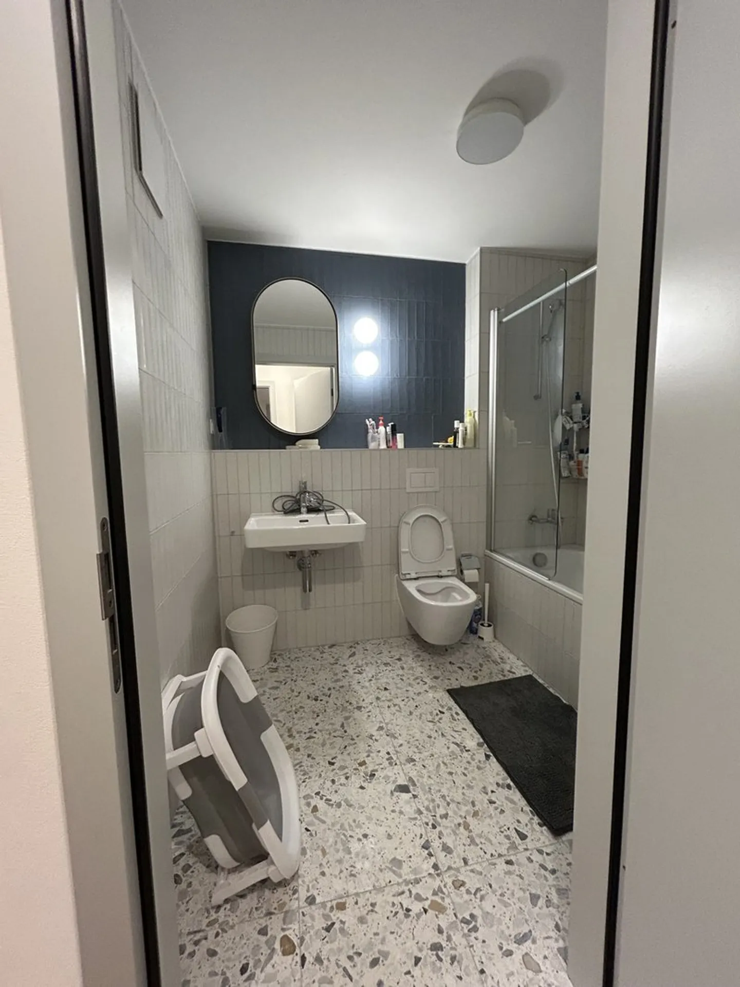 Modern Apartment with Balcony - Photo 8 of 10