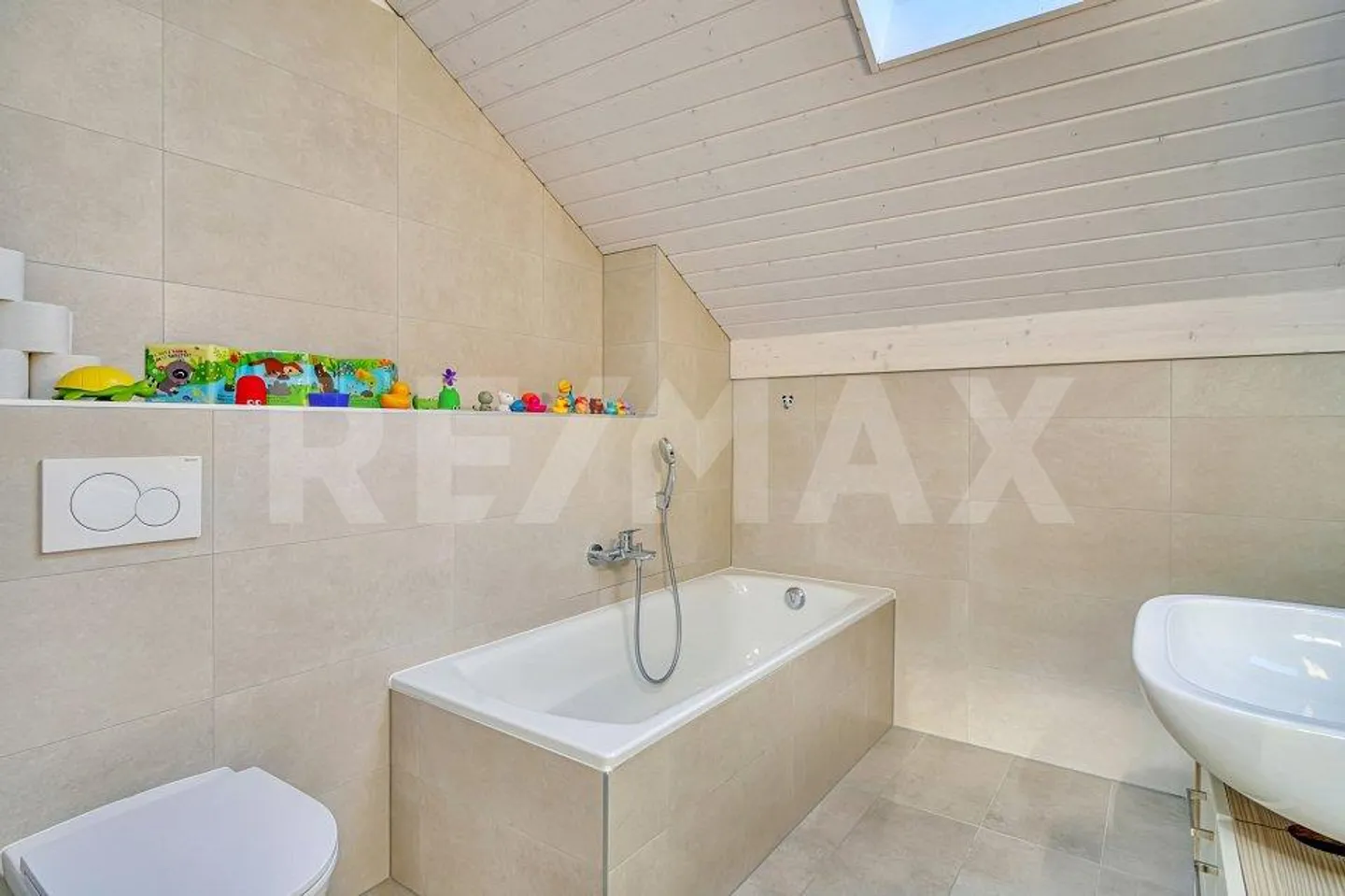 Charming Semi-Detached Villa - Photo 8 of 8