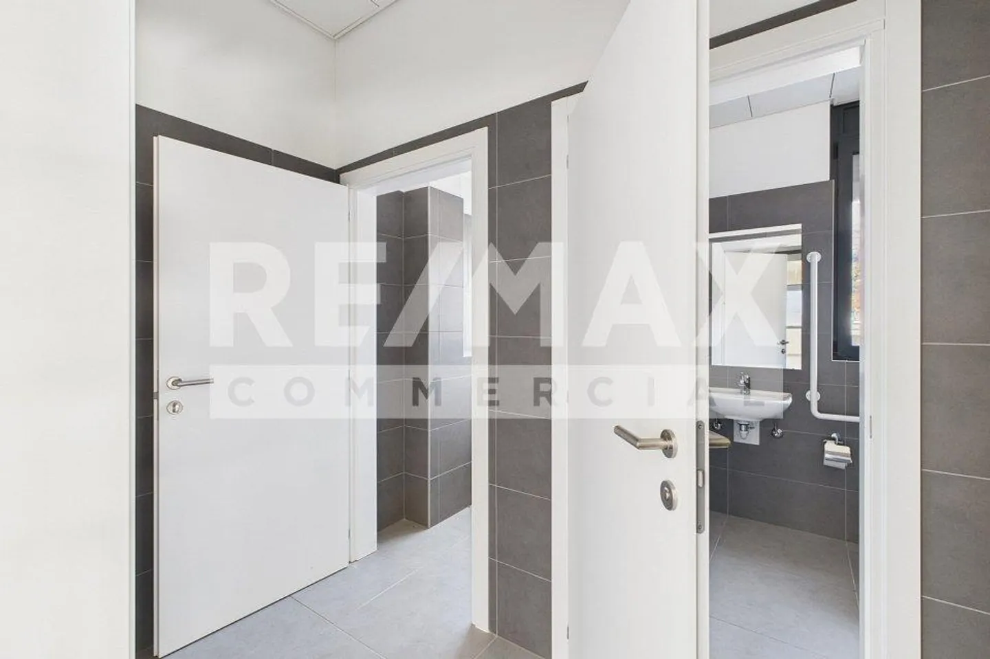 Commercial property with large terrace and open view - Photo 7 of 13