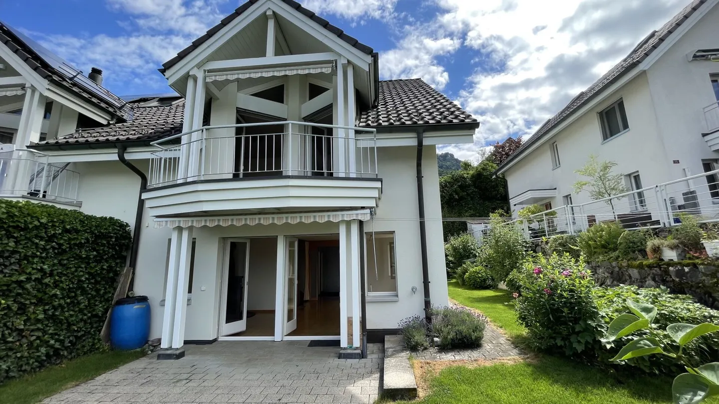 Casa angolare di 5,5 stanze con vista molto bella e doppio garage - Foto 2 di 13
