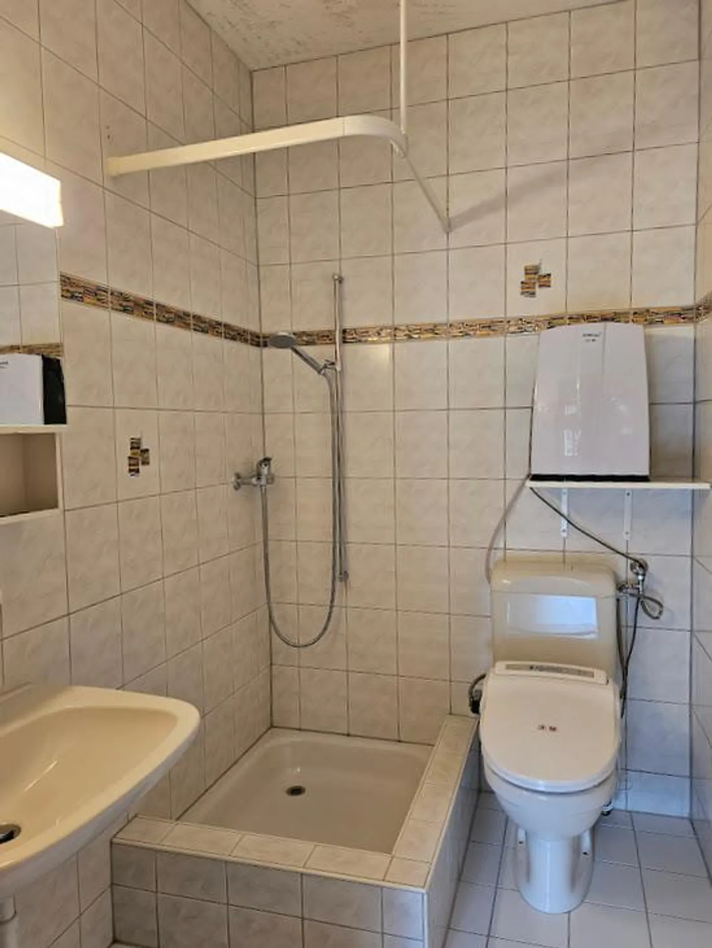 Grosse, helle Wohnung mit Büroraum, auch als Zweitwohnung - Foto 8 di 9