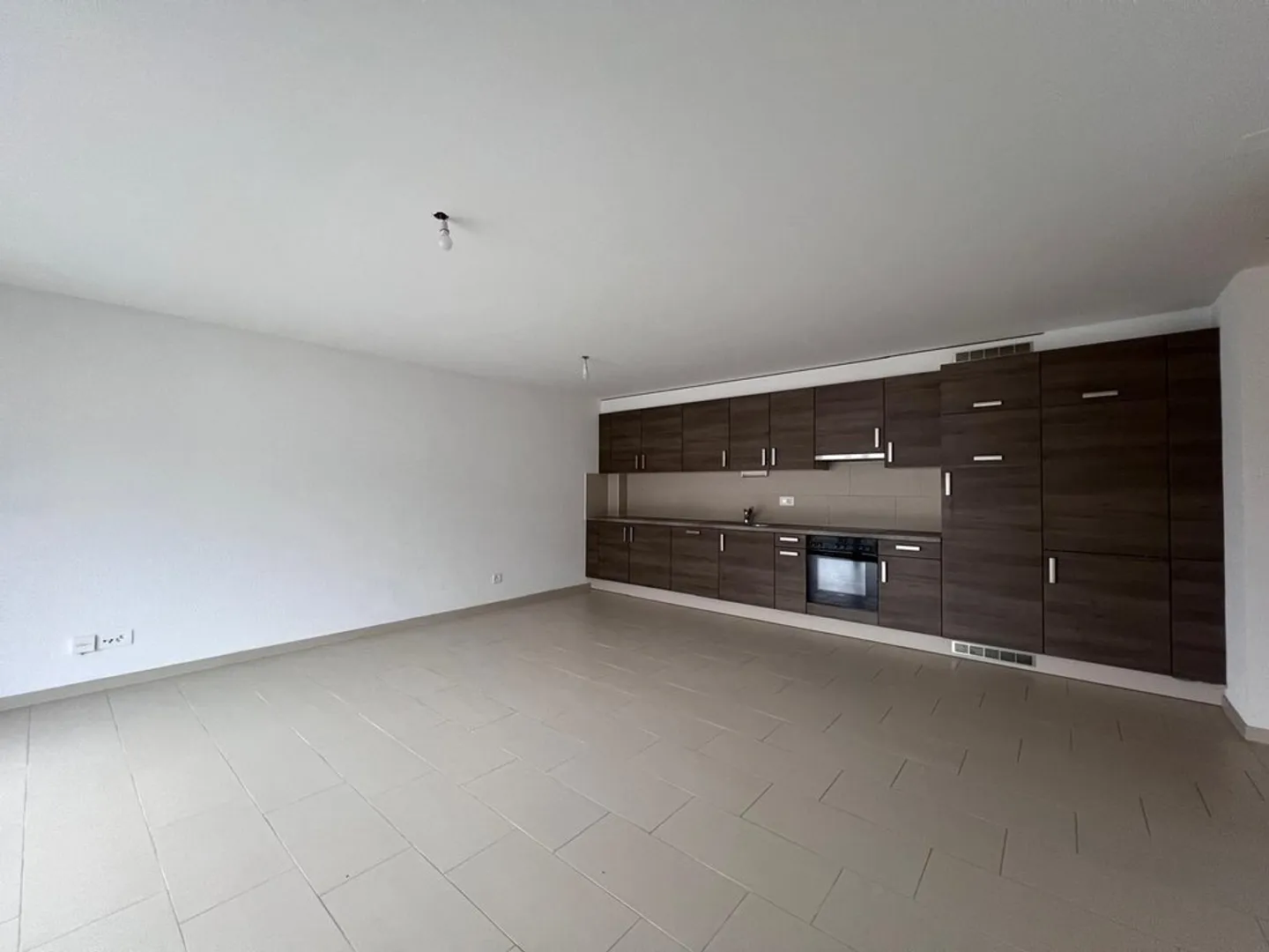 Spacious 3.5 Room Apartment - Photo 2 of 10