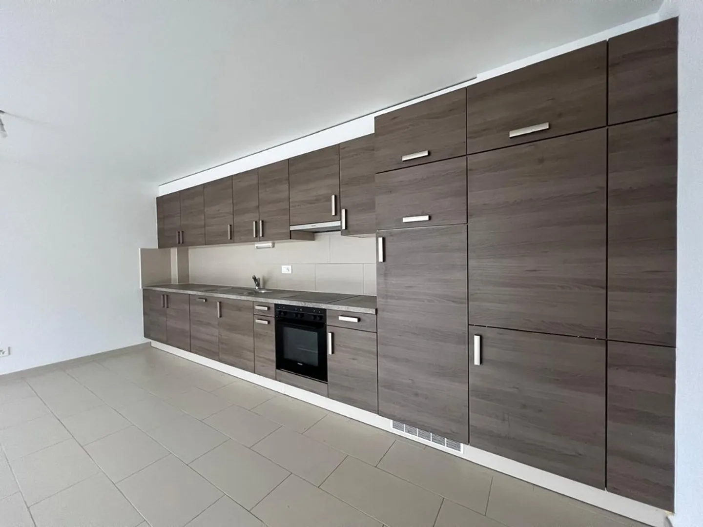 Spacious 3.5 Room Apartment - Photo 3 of 10