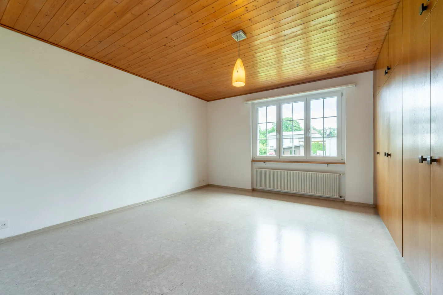 Spacious Family Home with Garden - Photo 5 of 9