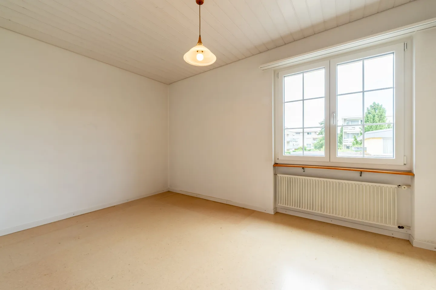 Spacious Family Home with Garden - Photo 6 of 9