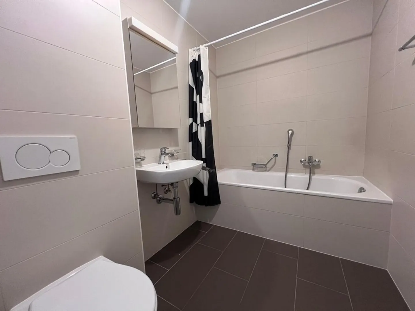 Spacious 3.5 Room Apartment - Photo 9 of 10