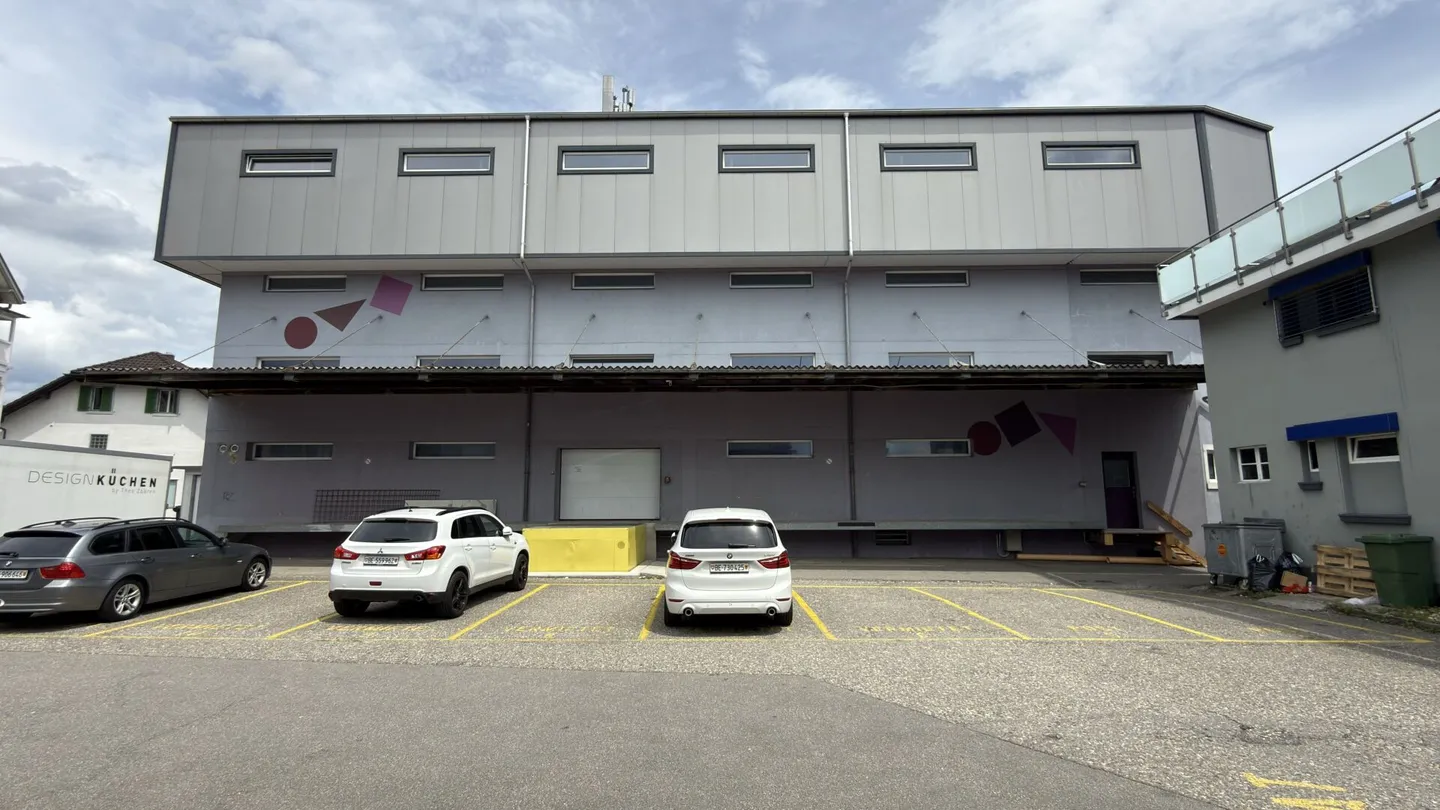 Attractive commercial space in Niederbipp with optimal transport connections and proximity to the train station - Photo 3 of 30