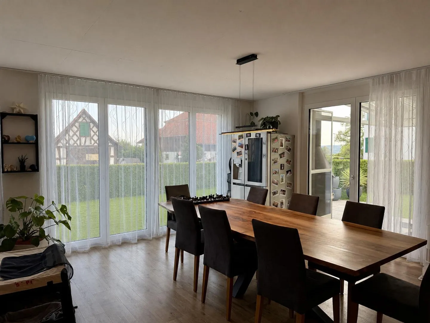 Moderne freistehende Familie - Foto 2 von 30