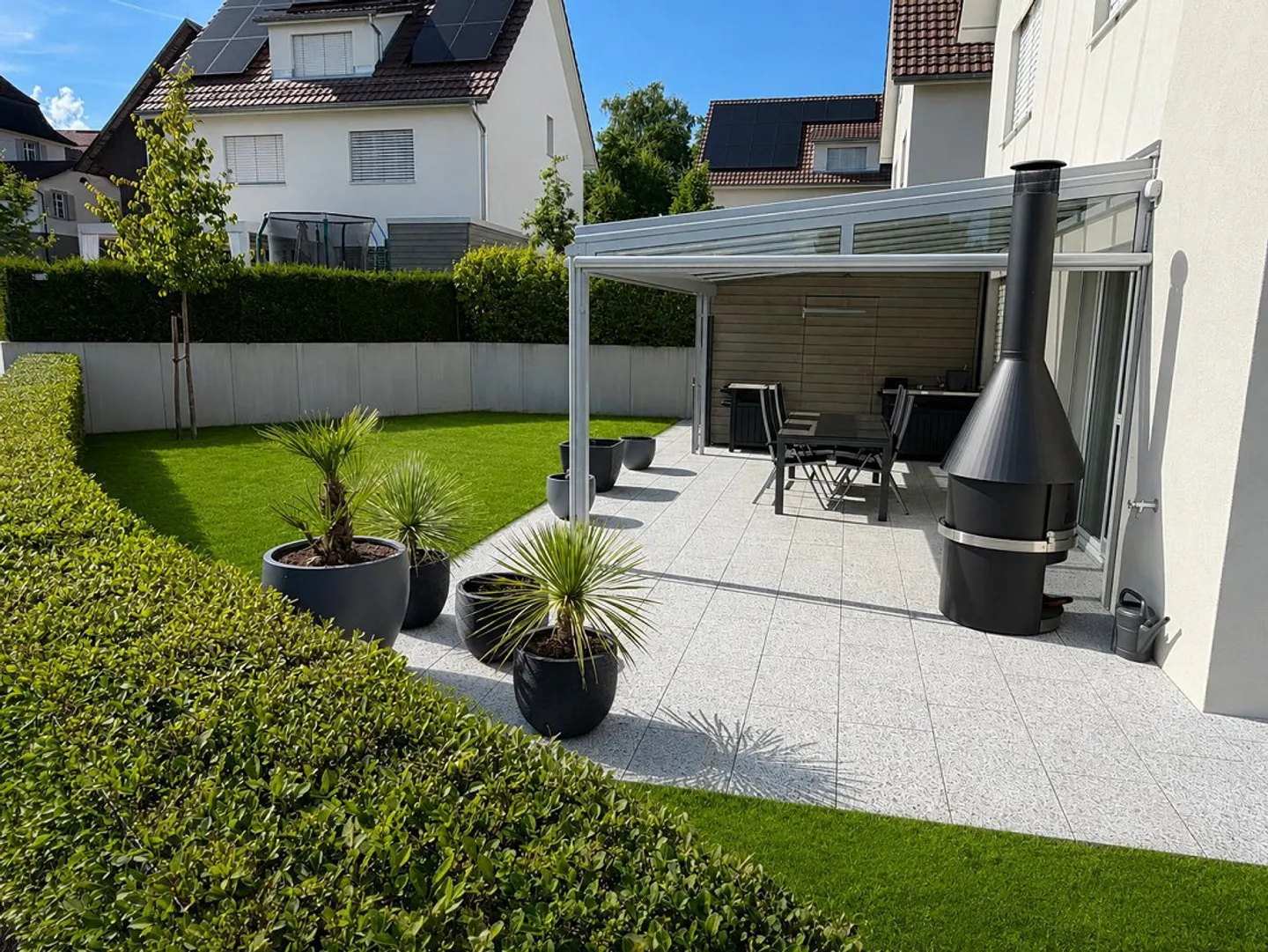 Moderne freistehende Familie - Foto 3 von 30