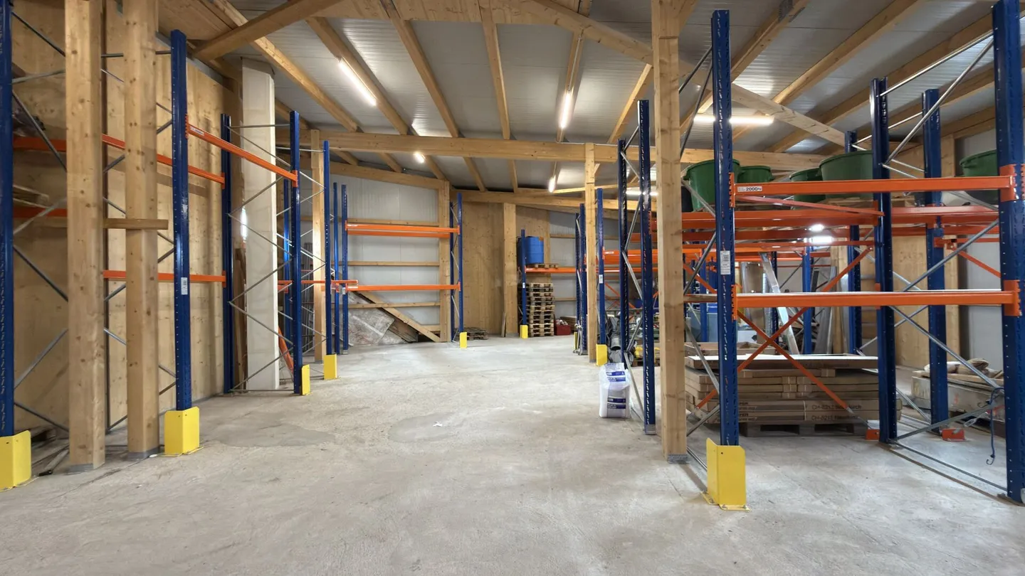 Attractive commercial space in Niederbipp with optimal transport connections and proximity to the train station - Photo 5 of 30