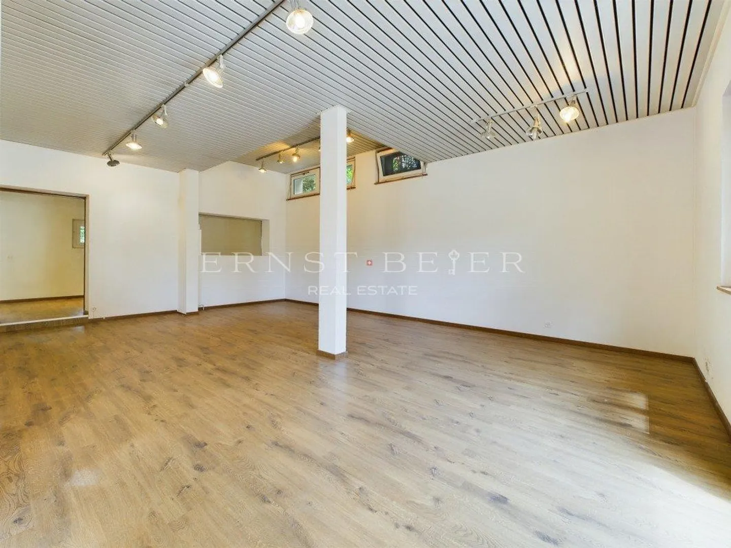 Gewerbearkade mit Schaufenstern - Foto 5 von 10