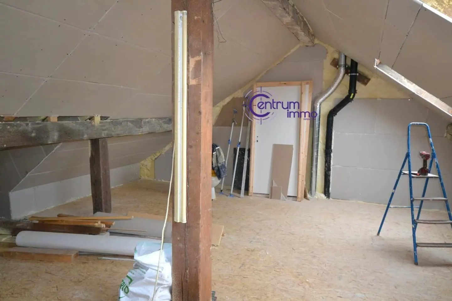 Mixed-use building - Photo 10 of 13