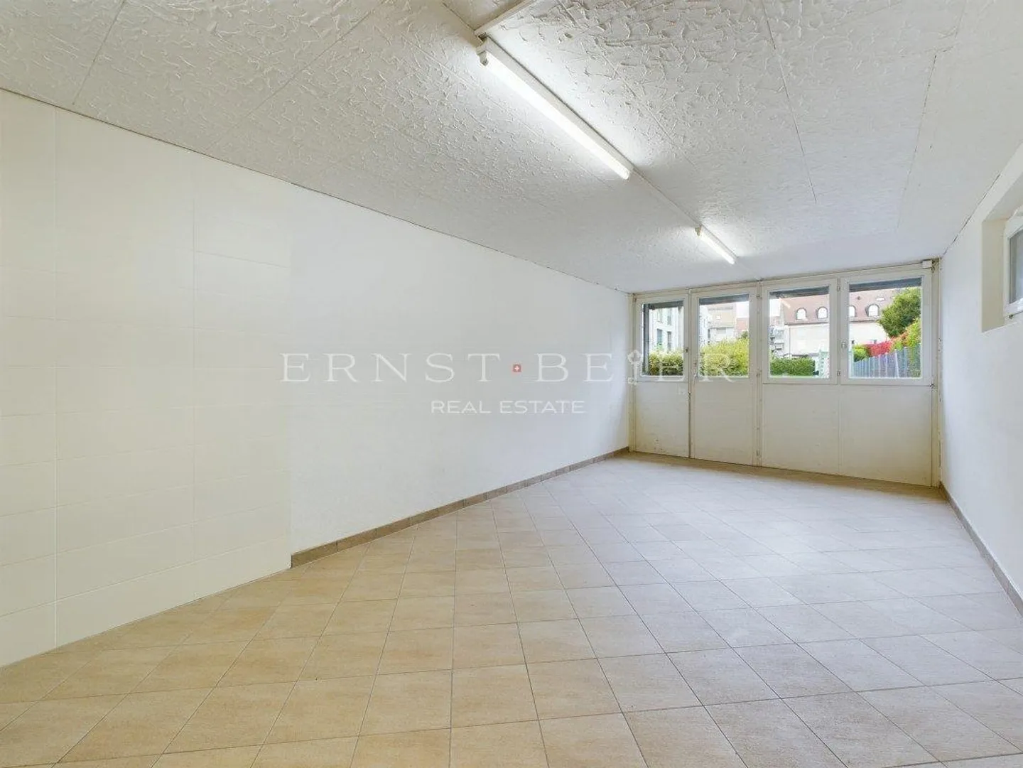 Gewerbearkade mit Schaufenstern - Foto 6 von 10