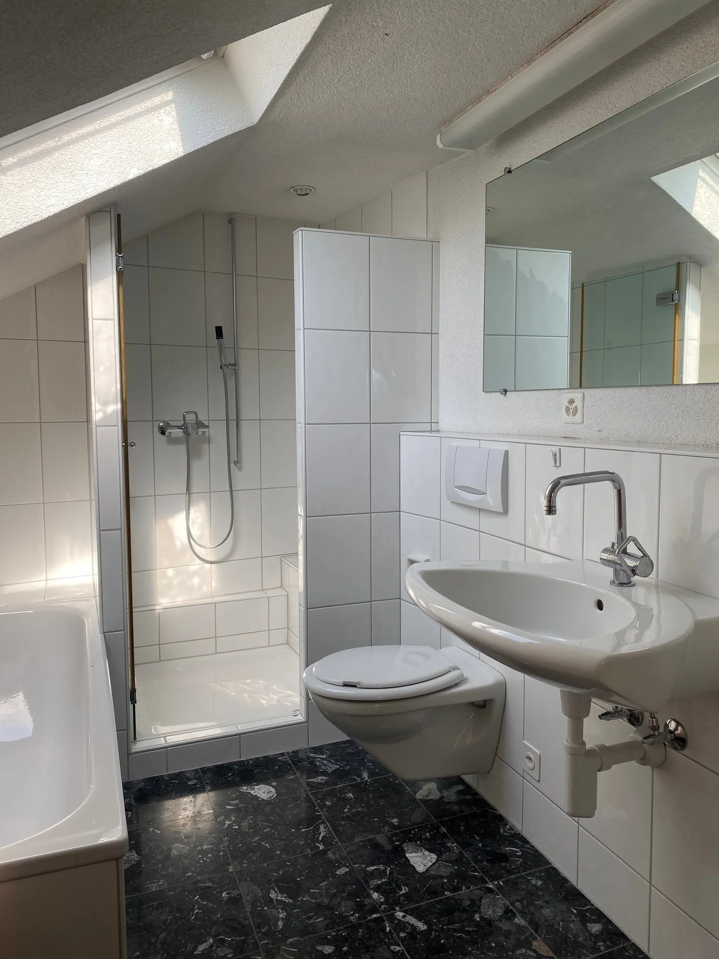 Helle Dachwohnung mit Balkon - Foto 7 von 18