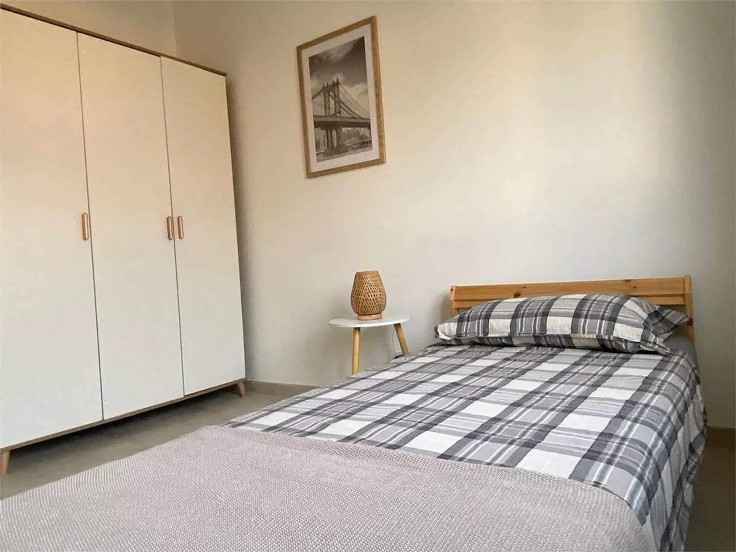 Chiasso Center - Spacious 3.5 Rooms Furnished and Bright on the 5th Floor - Photo 4 of 11