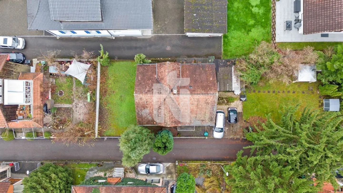 Calme, central, avec abri, grand jardin et beaucoup de potentiel - Photo 2 sur 13