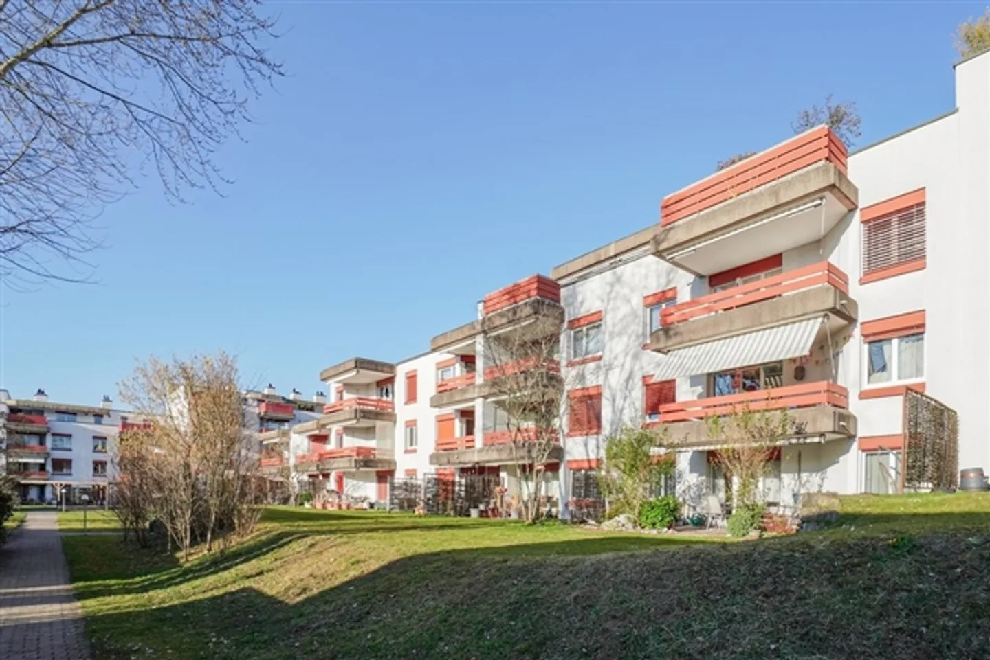 Emplacement résidentiel ensoleillé dans un environnement adapté aux enfants - Photo 1 sur 11