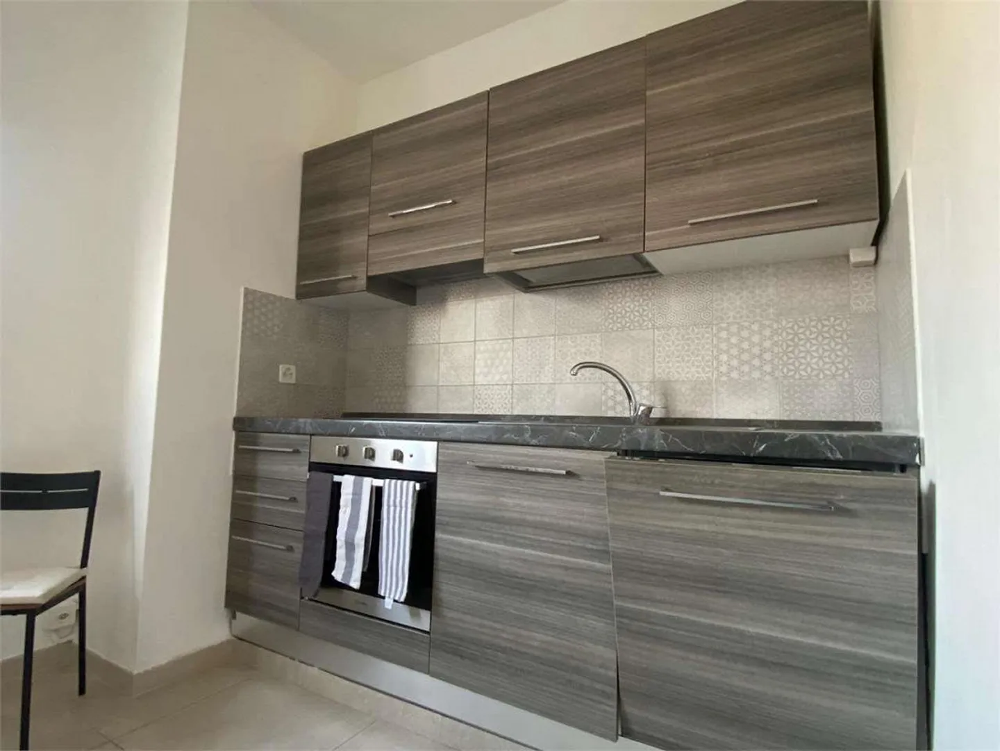 Chiasso Center - Spacious 3.5 Rooms Furnished and Bright on the 5th Floor - Photo 10 of 11