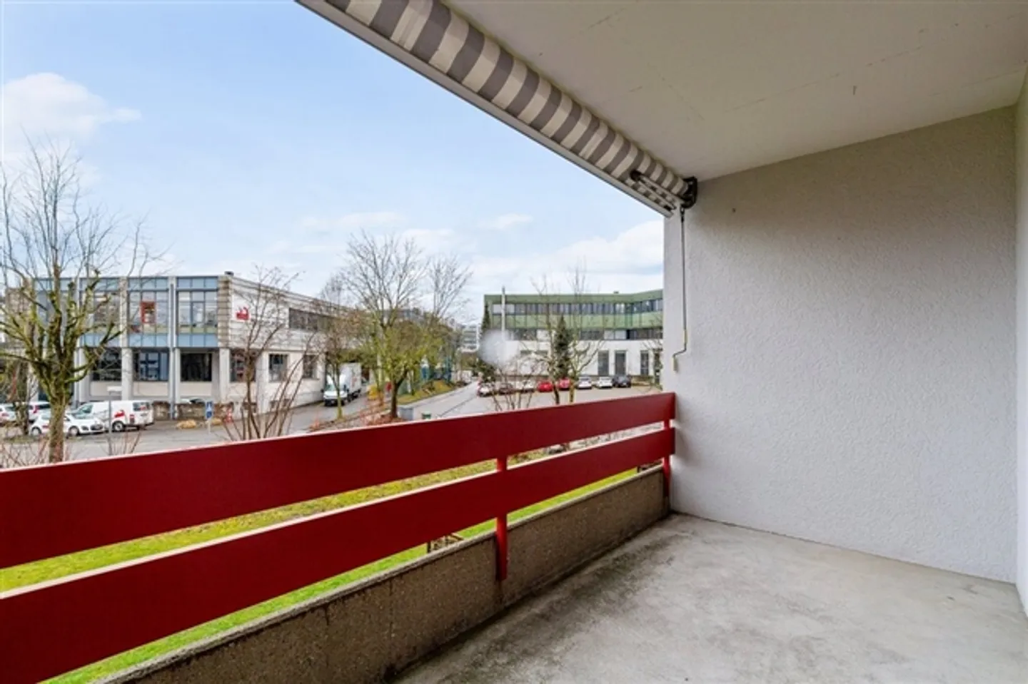 Emplacement résidentiel ensoleillé dans un environnement adapté aux enfants - Photo 5 sur 11