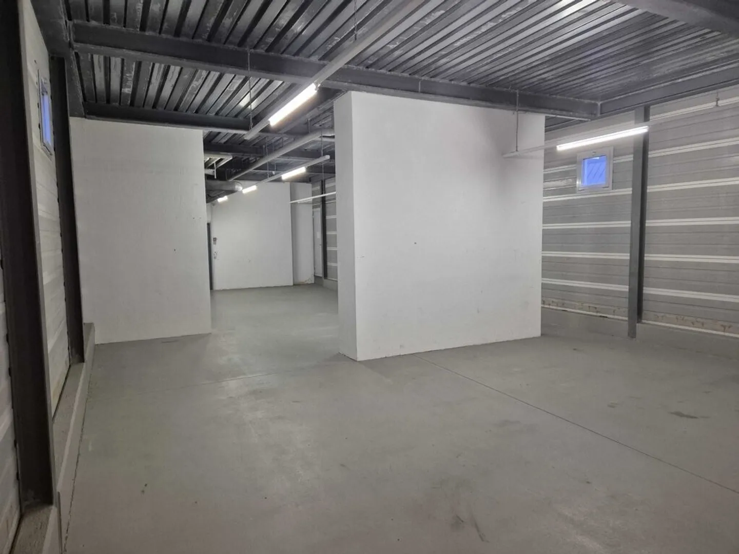 Large storage space for rent on Badenerstrasse - Photo 1 of 5