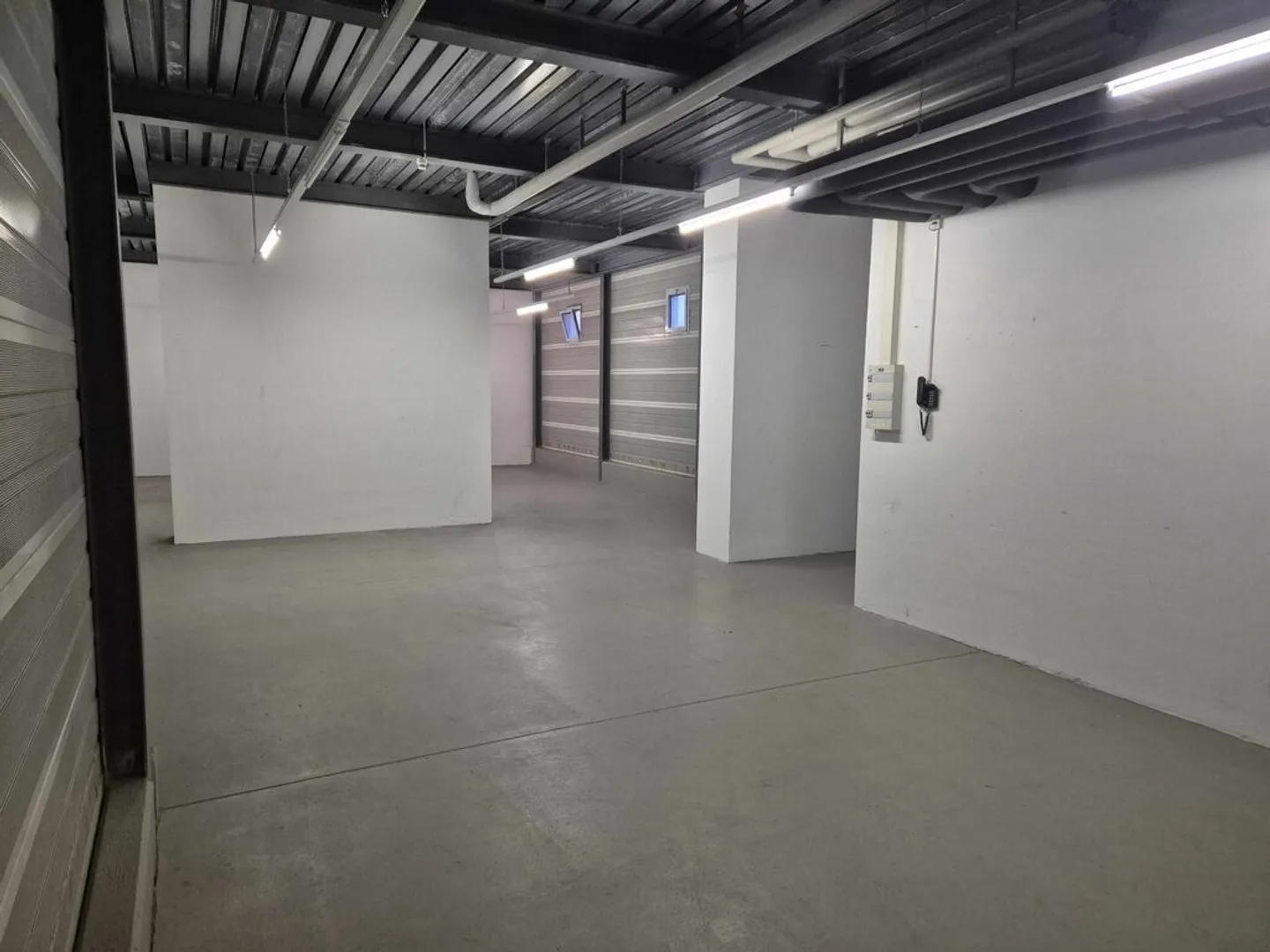 Large storage space for rent on Badenerstrasse - Photo 4 of 5