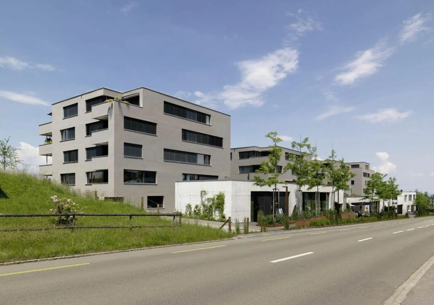 Modern 2.5-room apartment with views - Photo 1 of 8