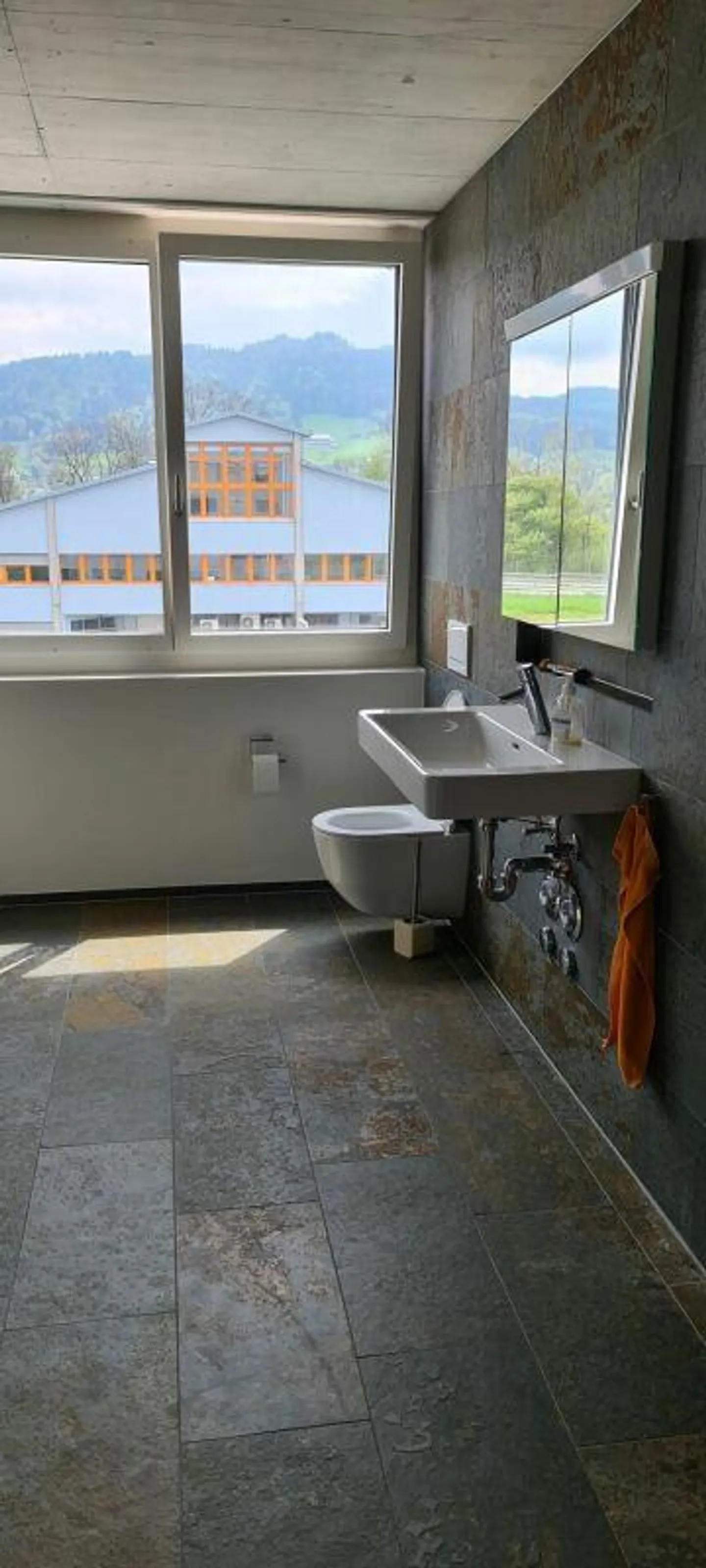 Modern 2.5-room apartment with views - Photo 5 of 8