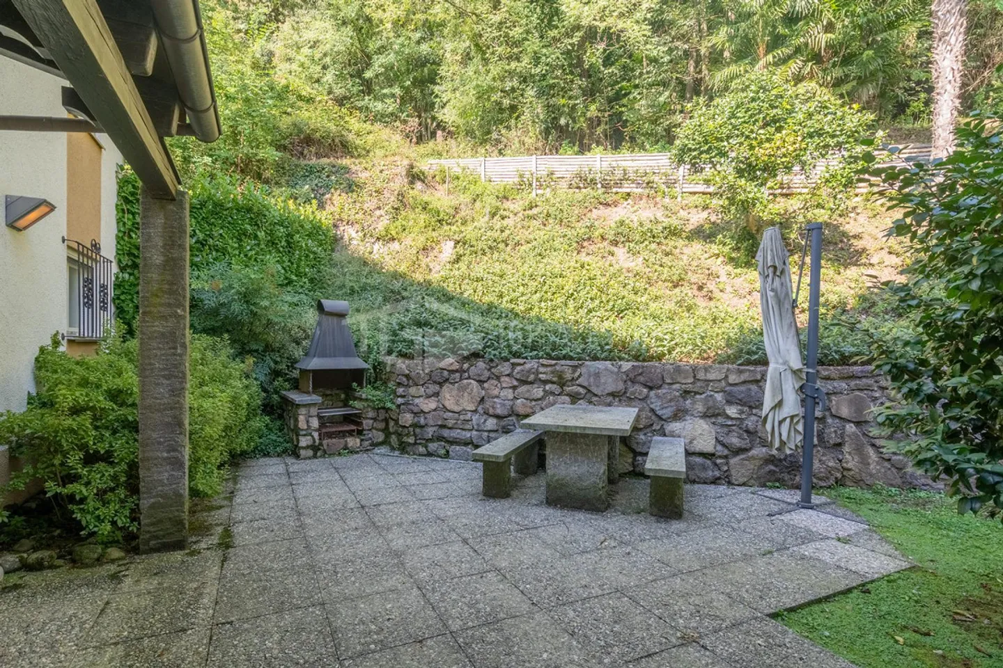 DUPLEX DE RÊVE AVEC VUE SUR LE LAC JARDIN ET PISCINE - Photo 3 sur 13