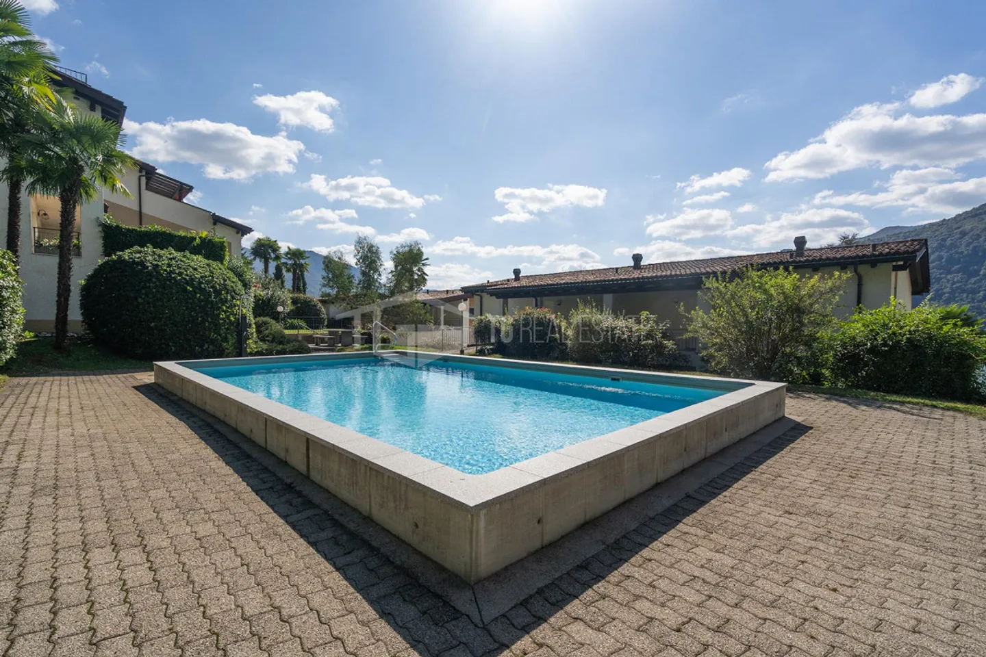 DUPLEX DE RÊVE AVEC VUE SUR LE LAC JARDIN ET PISCINE - Photo 4 sur 13