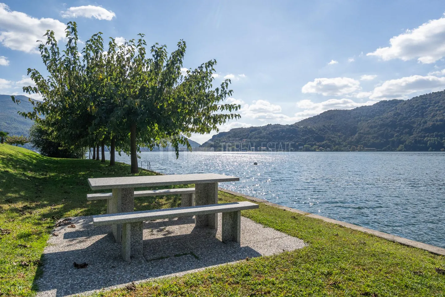 DUPLEX DE RÊVE AVEC VUE SUR LE LAC JARDIN ET PISCINE - Photo 5 sur 13