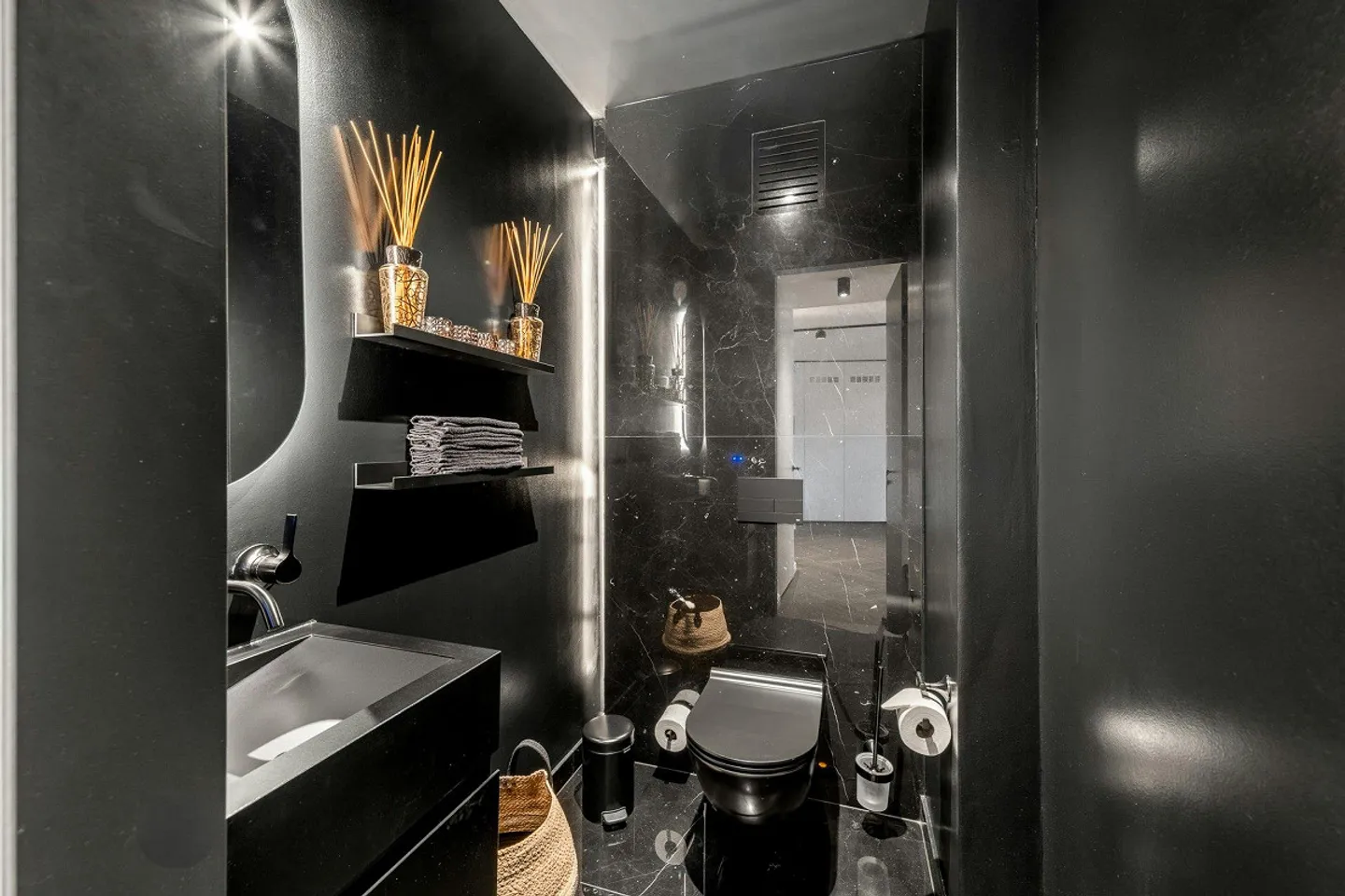 Exclusive maisonette apartment with private roof terrace - Photo 3 of 13