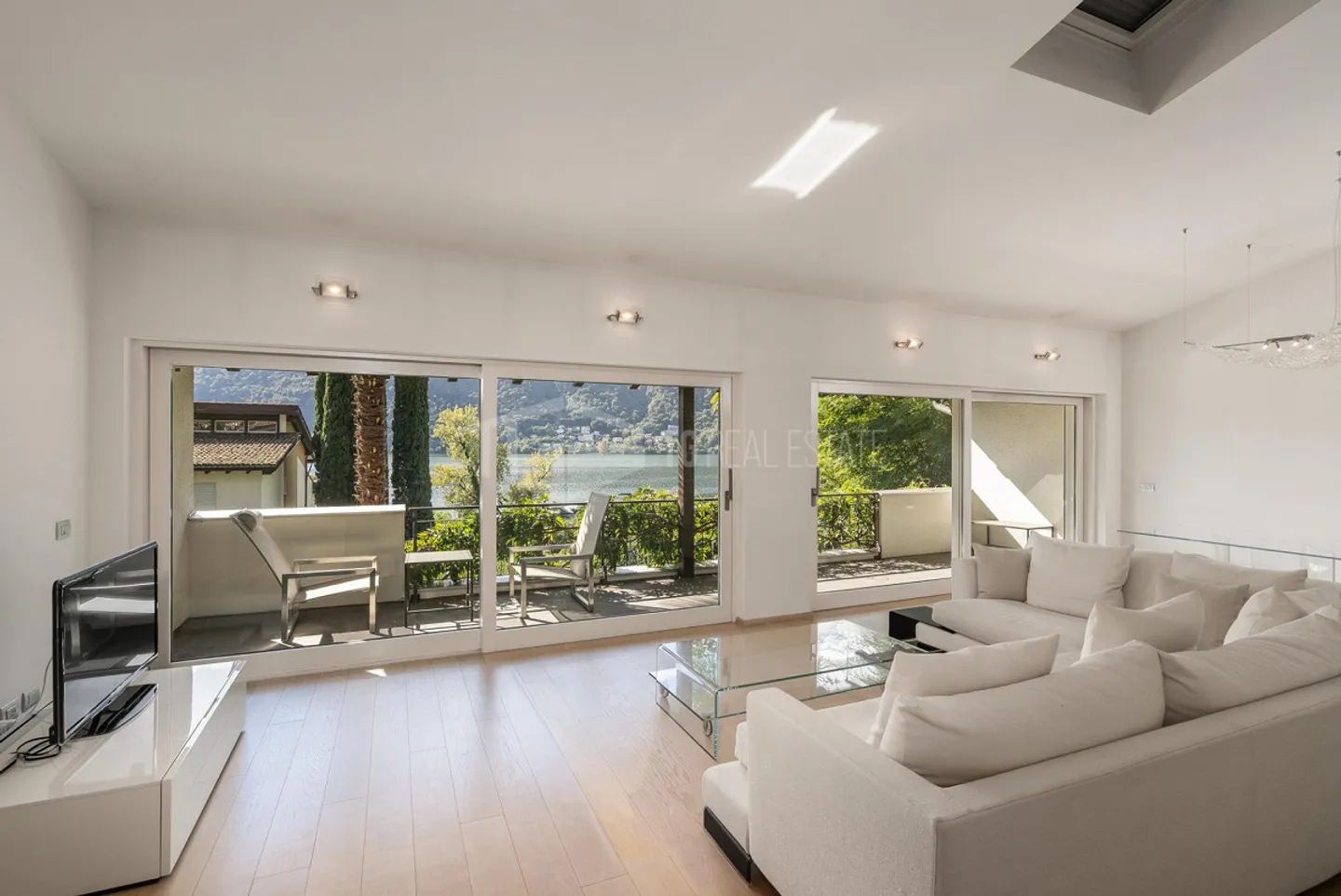 DUPLEX DE RÊVE AVEC VUE SUR LE LAC JARDIN ET PISCINE - Photo 10 sur 13