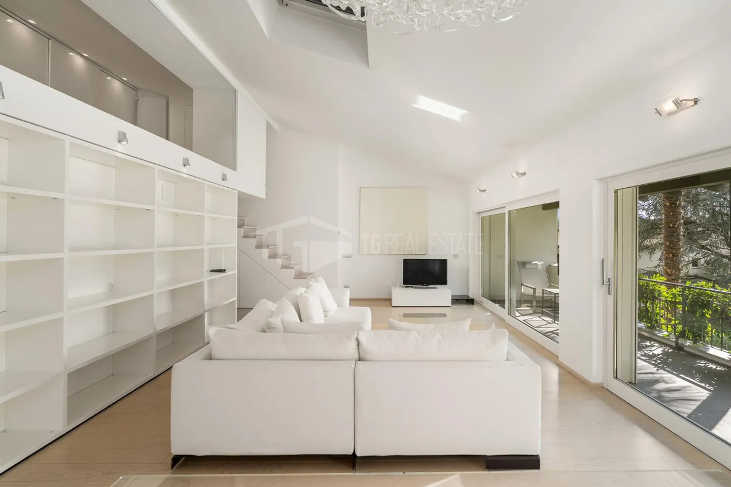 DUPLEX DE RÊVE AVEC VUE SUR LE LAC JARDIN ET PISCINE - Photo 11 sur 13