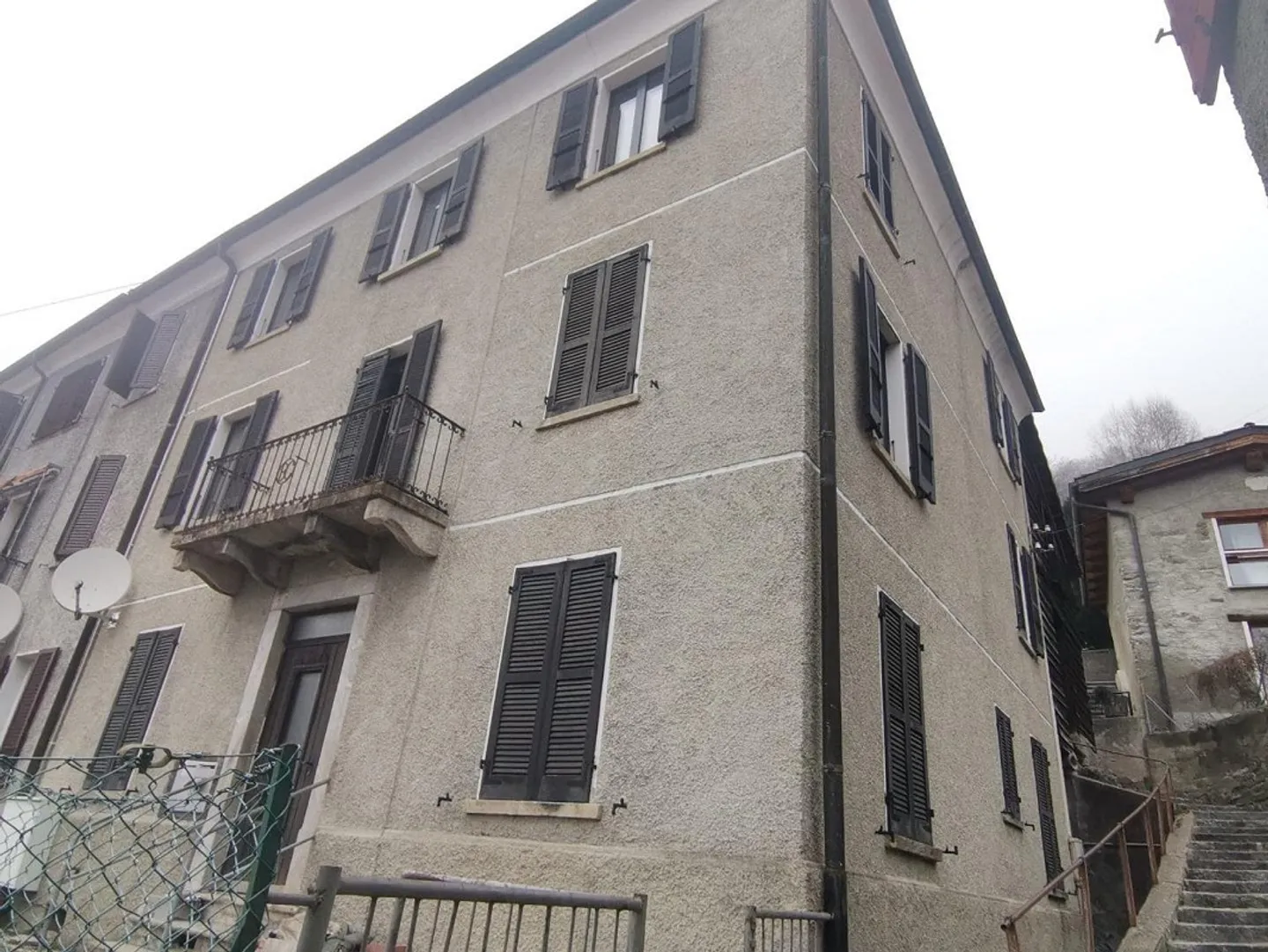 Casa da ristrutturare affascinante - Foto 2 di 14