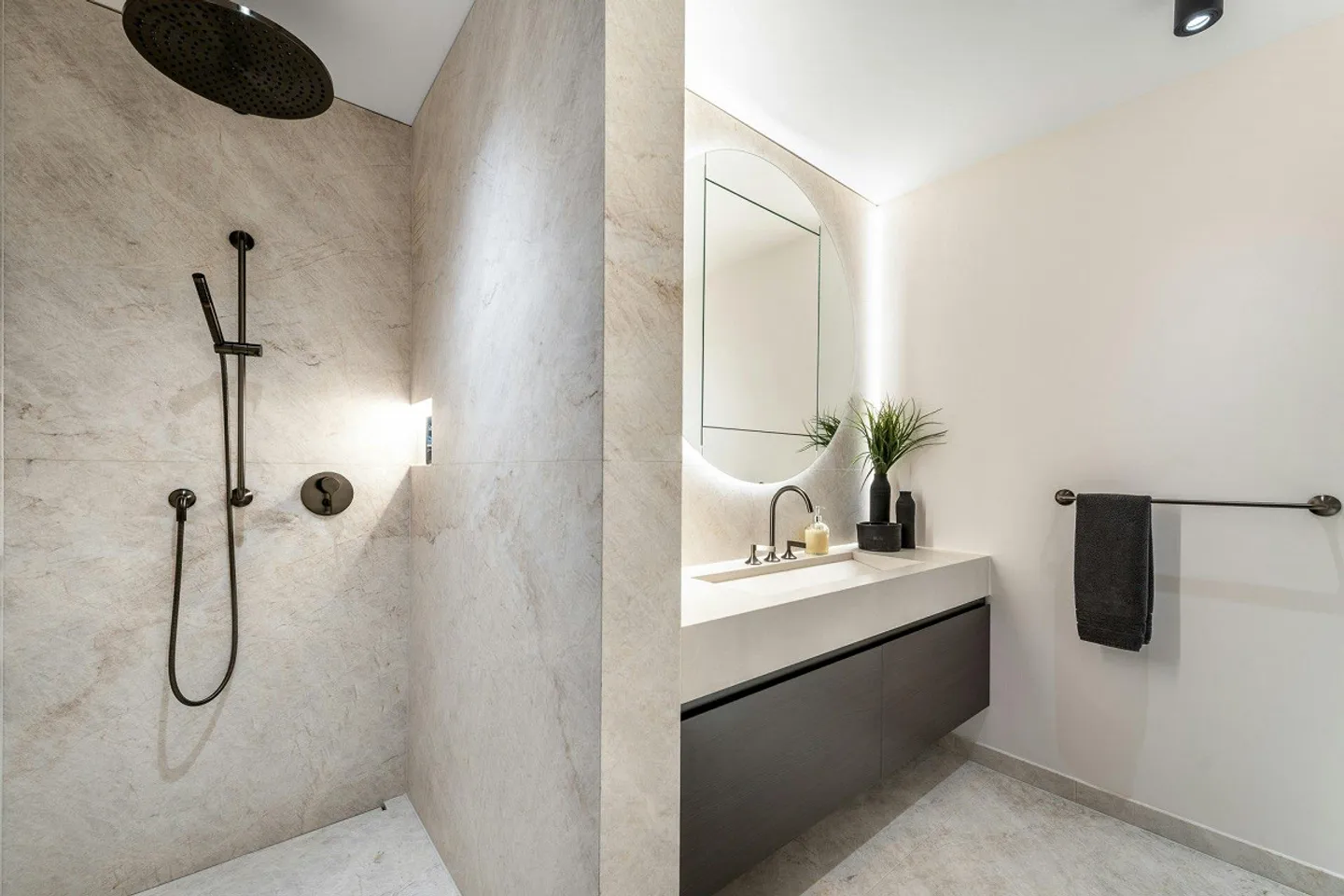 Exclusive maisonette apartment with private roof terrace - Photo 5 of 13