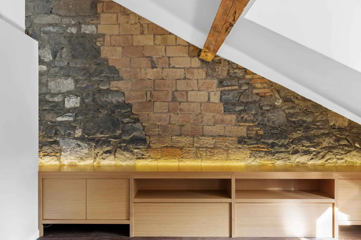 Charming Duplex Attic Apartment - Photo 6 of 11