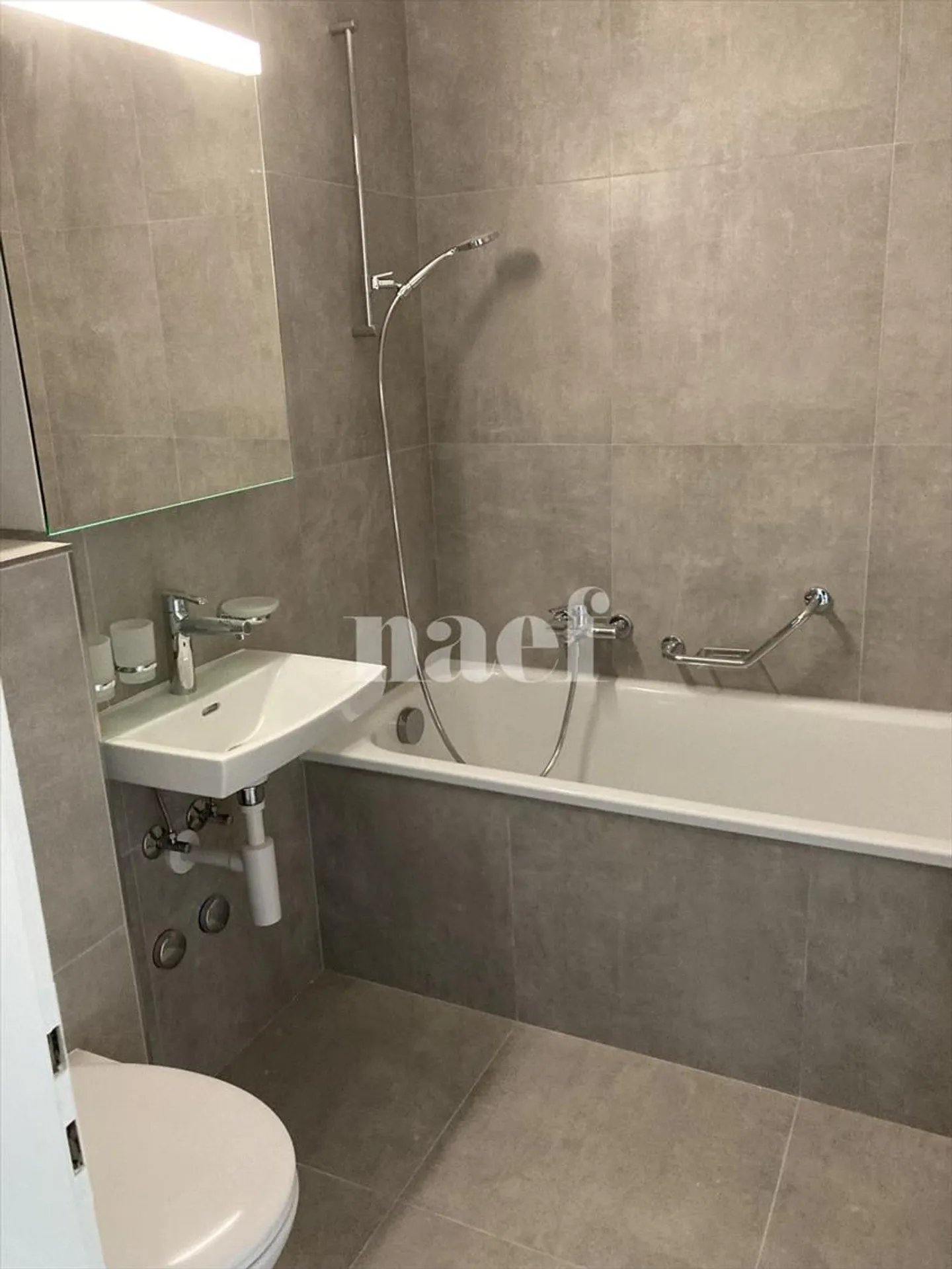 Schöne, vollständig renovierte Wohnung in ruhiger Lage, nahe Geschäften - Foto 6 von 6