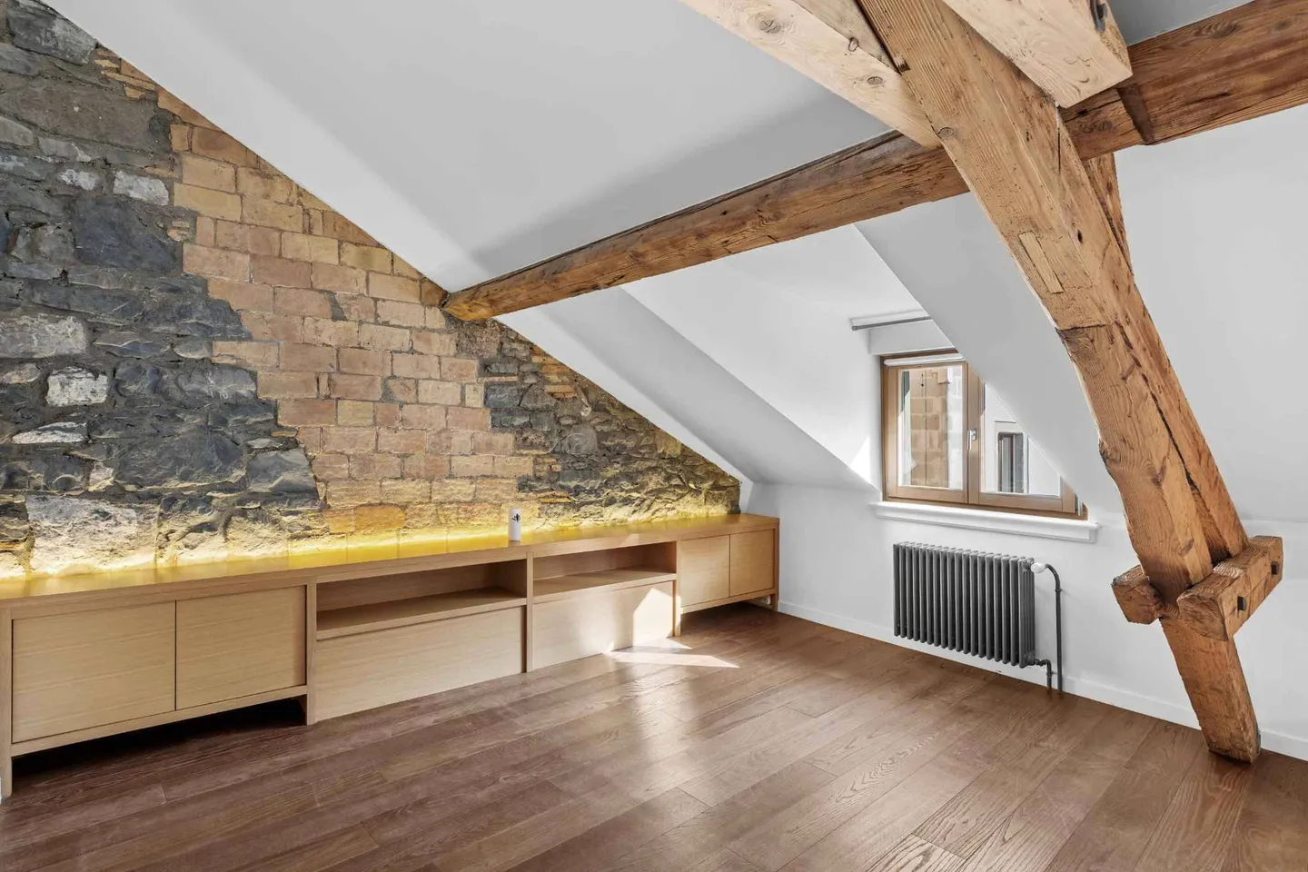 Charming Duplex Attic Apartment - Photo 5 of 11