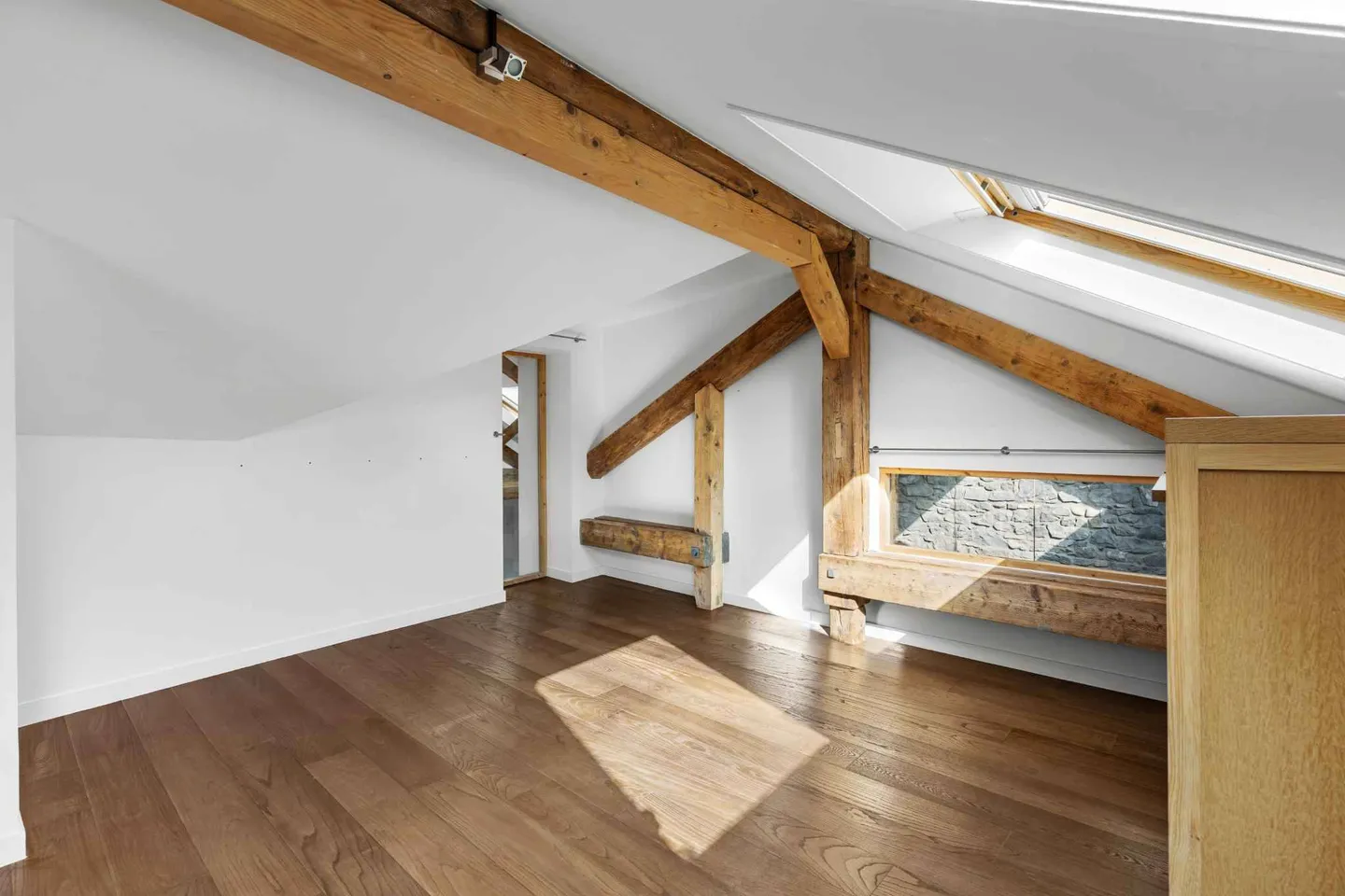 Charming Duplex Attic Apartment - Photo 8 of 11