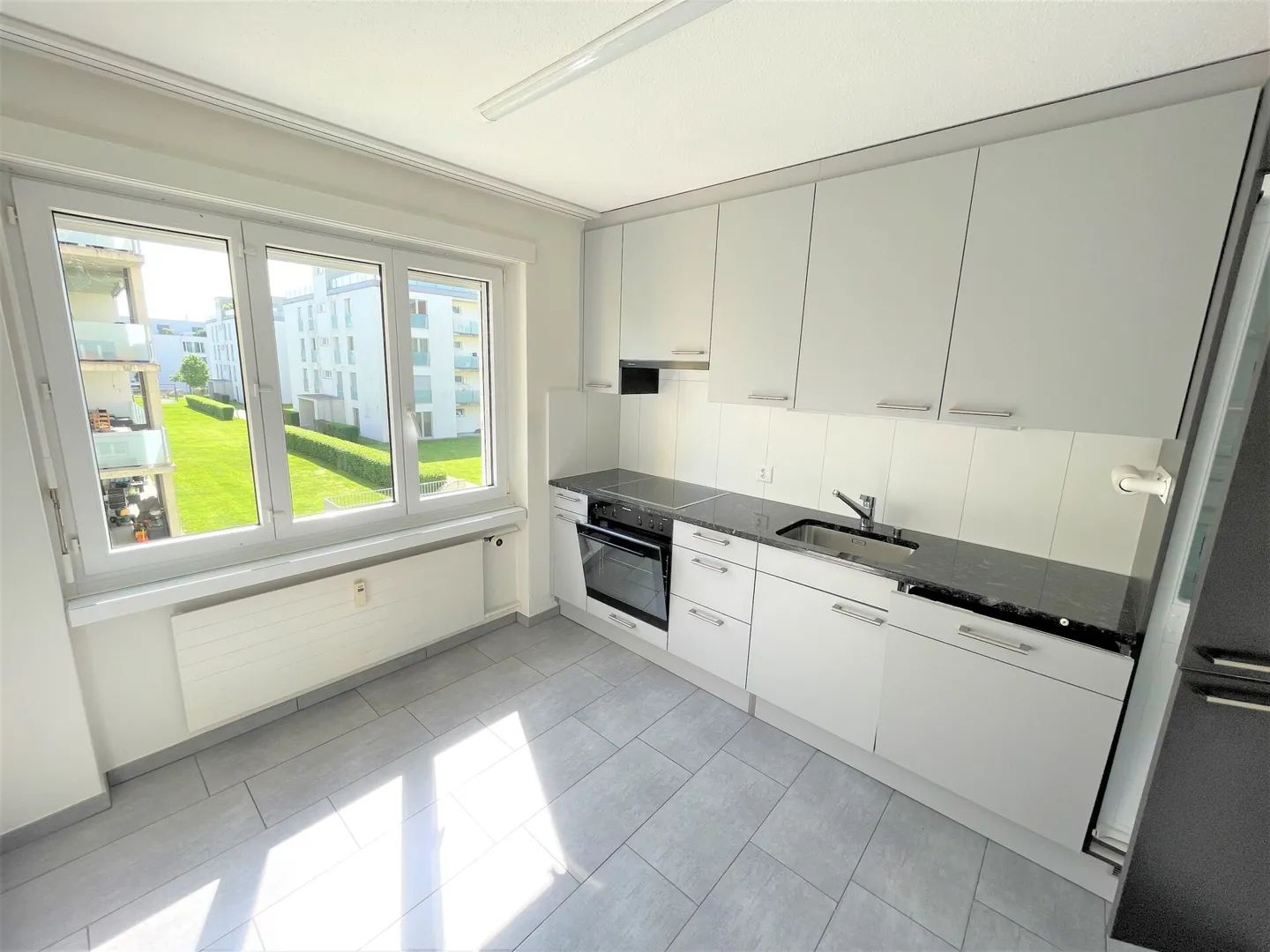 Appartamento ristrutturato di 3,5 locali, con cucina e bagno moderni. In una buona e tranquilla posizione ad Amriswil - Foto 2 di 10