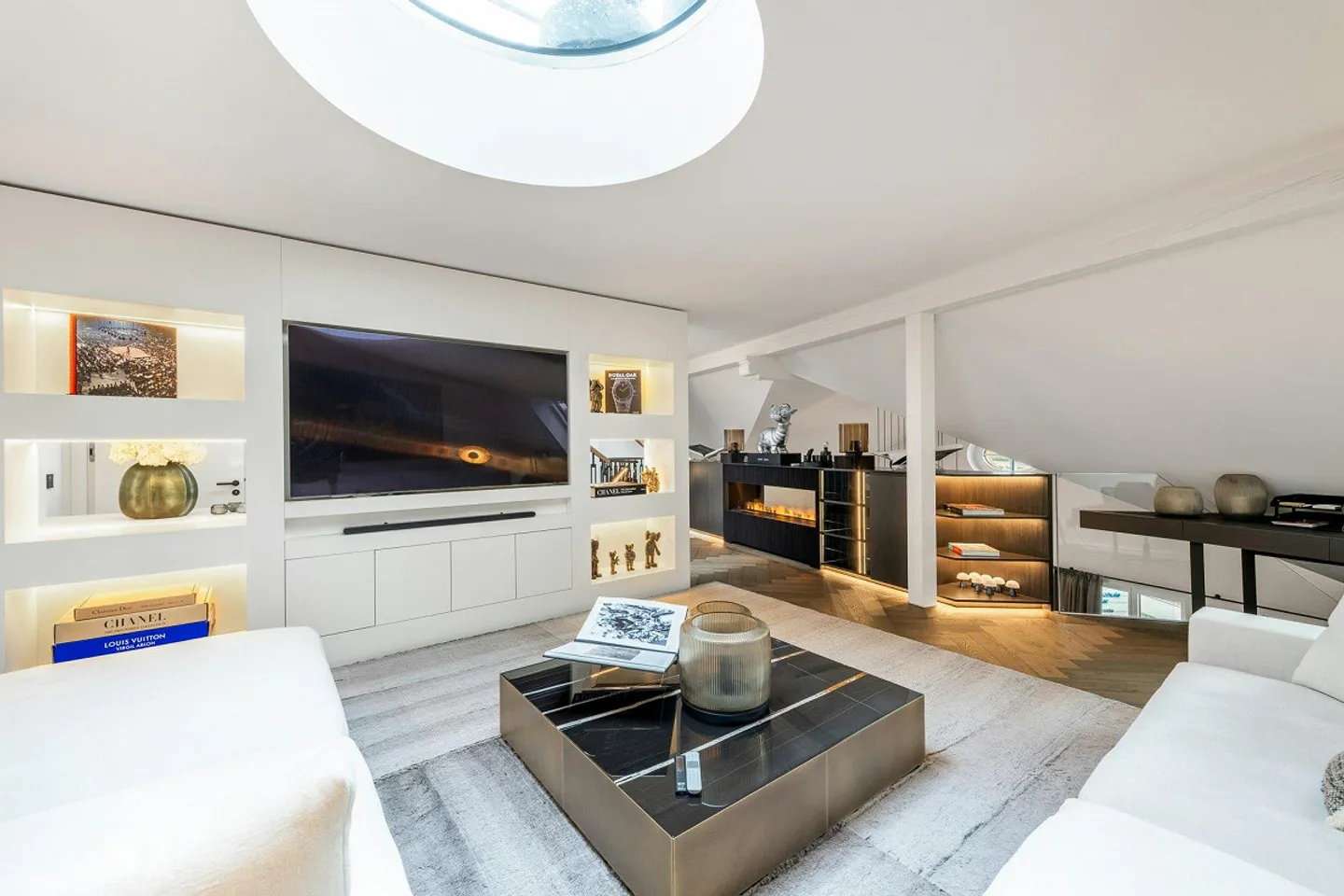 Exclusive maisonette apartment with private roof terrace - Photo 8 of 13